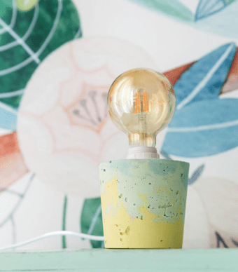 Candeeiro de cimento pintado com uma lâmpada 